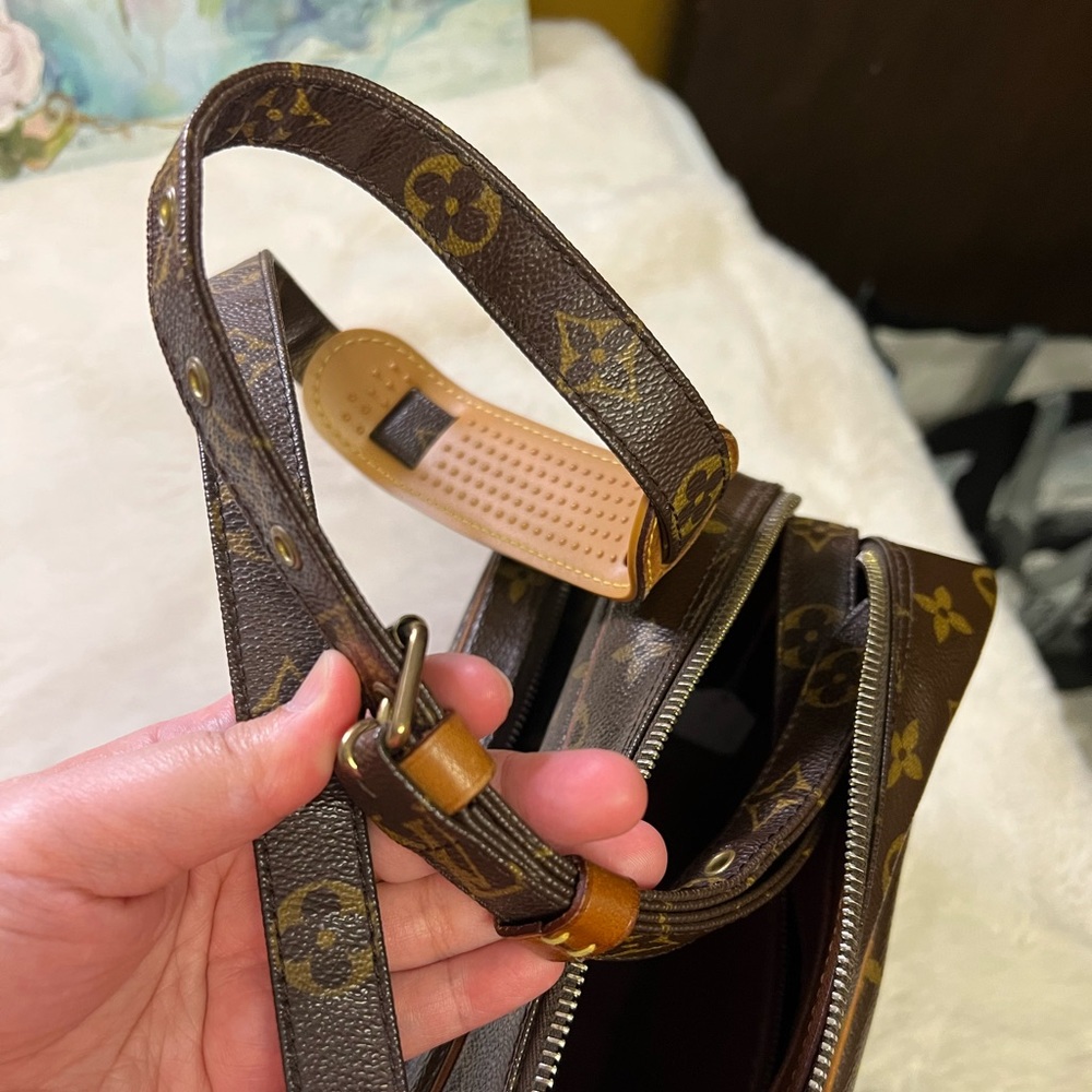 Louis Vuitton Brown Monogram Messenger Bag with Dark Leather Trim - Picture 3 of 8